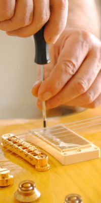 How the distance of the magnetic pickup affects guitar tone.
